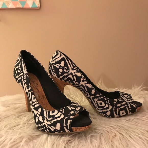 Adorable Ikat Print Heels - Picture 1 of 3